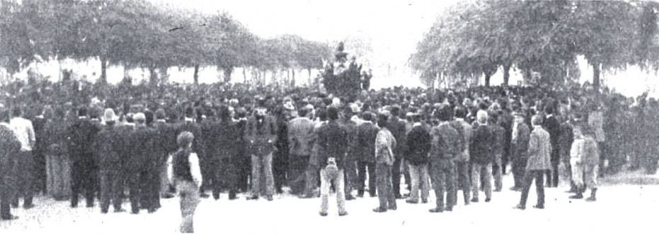 En la Chacarita escuchando un discurso