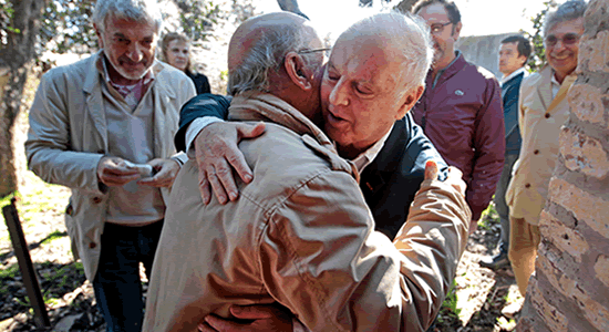 Barenboim saluda al bisnieto de colonos jud&iacute;os que cuida la sinagoga del pueblo Moctezuma  Foto: Emiliano Lasalvia